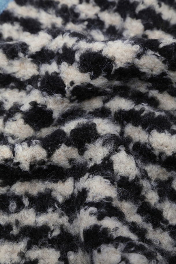 미스틱 니트 스카프는 가을과 겨울, 출근룩에 어울리는 보온성을 갖춘 스카프입니다. 부드러운 촉감의 니트 소재로 제작되었으며, 클래식하고 미니멀한 스타일을 연출합니다. 두꺼운 두께감으로 따뜻함을 더하며, 하운드 패턴과 투톤 배색이 특징입니다. 블랙, 화이트, 스카이블루 세 가지 색상으로 출시되어 다양한 코디에 활용하기 좋습니다. 남녀 공용으로 착용 가능하며, 일상에서 폭넓게 활용할 수 있습니다.
