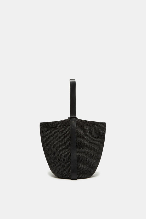 Haru Shoulder 24 Raffia (하루 숄더 24 라피아)는 여성 고객을 위한 미디엄 사이즈 숄더백입니다. 라피아와 합성가죽 소재로 제작되었으며, 실버 하드웨어 디테일이 돋보입니다. 무지 패턴에 사각 모양으로, 자연스러운 실루엣과 부드러운 촉감을 선사합니다. 아이패드 13인치 수납이 가능하며, 내부 포켓 1개, 분리형 참 장식, 슬림 스트랩, 2way 착용이 가능한 실용적인 디자인입니다. 여행, 휴가, 리조트룩에 어울리는 미니멀, 리조트, 클래식 스타일의 가방으로, 오염 방지 기능과 깔끔한 외관을 자랑합니다.
