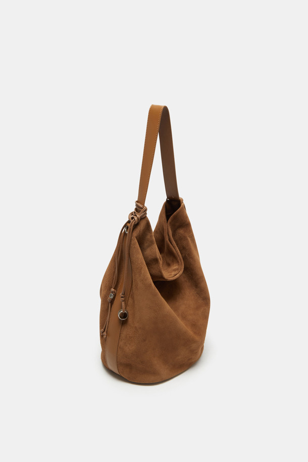 "Haru Shoulder 24 Suede(하루 숄더 24 스웨이드)"는 스웨이드와 가죽 소재의 조화가 돋보이는 미디엄 사이즈 숄더백입니다. 블랙과 브라운 두 가지 색상으로 출시되었으며, 은색 하드웨어 참 장식이 시크함을 더합니다. 탈부착 및 길이 조절 가능한 스트랩으로 2way 착용이 가능하며, 반원 형태의 디자인과 자연스러운 드레이핑 실루엣이 특징입니다. 

13인치 아이패드 수납이 가능하며, 내부에 포켓이 있어 실용성을 높였습니다. 깔끔한 외관과 마그네틱형 잠금 방식으로 데이트룩, 쇼핑룩 등 일상 용도로 폭넓게 활용할 수 있으며, 클래식, 미니멀, 시크 스타일을 연출하기에 좋습니다. 아이폰/아이패드/맥북 프로 수납이 가능하고, 사용할수록 자연스러운 에이징 효과를 느낄 수 있습니다.
