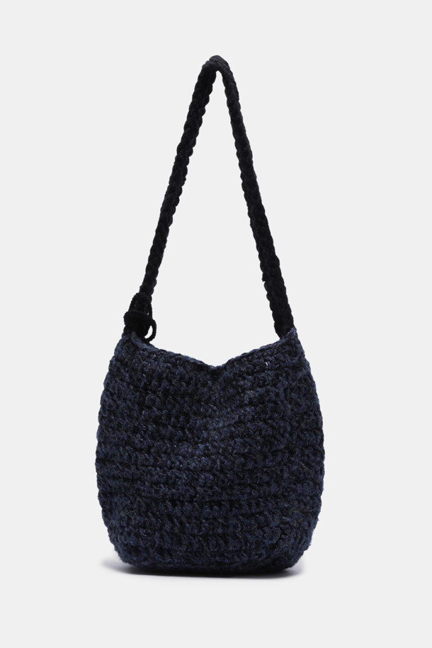 Haru Shoulder 38 Knit (하루 숄더 38 니트)는 캐주얼, 미니멀, 클래식 스타일을 즐겨 입는 여성 고객을 위한 숄더백입니다. 니트 소재로 제작되어 봄, 가을에 산책룩이나 데이트룩에 매치하기 좋습니다. 가방 모양은 반원 형태이며, 네이비 색상과 지퍼형 잠금 방식으로 디자인되었습니다. 미디엄 사이즈로 일상에서 활용하기 좋으며, 다양한 스타일 연출에 용이합니다. 사이즈는 38입니다.
