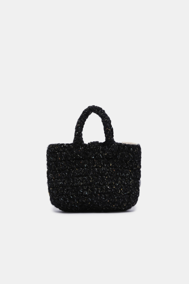 Coco (코코) 토트 32 니트, 당신의 세련된 스타일을 완성할 여성용 토트백입니다. 부드러운 니트 소재와 사각 형태, 퀄팅 디자인이 만나 클래식하면서도 시크한 분위기를 연출합니다. 블랙 색상에 Coco 로고 패턴으로 포인트를 주어 미디엄 사이즈의 넉넉한 수납공간과 숄더 스트랩으로 실용성을 더했습니다. 오피스룩, 모임룩, 데이트룩 등 어떤 TPO에도 잘 어울리며, 미니멀한 스타일을 추구하는 여성에게 적합한 아이템입니다. 지퍼형 잠금 방식으로 소지품을 안전하게 보관할 수 있습니다.
