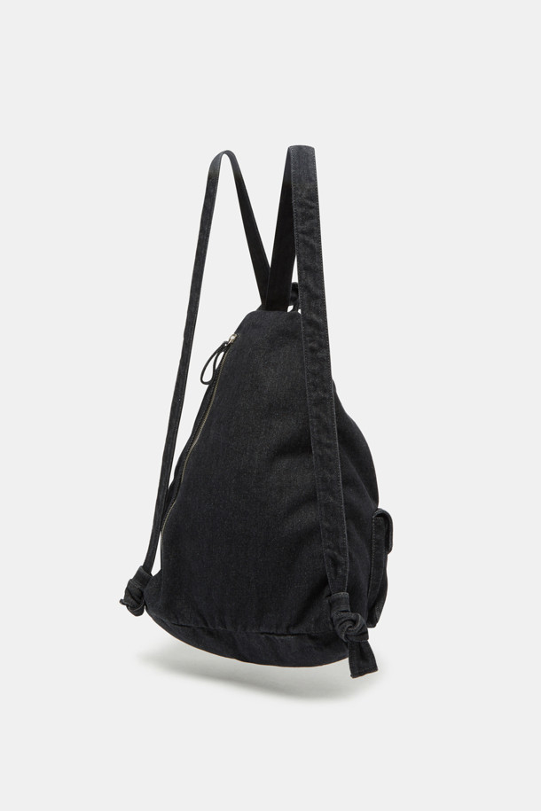 Mova 백팩 31 데님은 워시드 데님 블루 컬러의 미디엄 사이즈 백팩으로, 캐주얼과 빈티지 스타일을 연출합니다. 데님 소재에 사각 모양으로 디자인되었으며, 매듭과 지퍼 디테일이 돋보입니다. 13인치 디바이스 수납이 가능하며, 측면 및 내부 포켓, 등판 지퍼를 갖춰 수납력을 높였습니다. 조절 가능한 매듭 스트랩으로 편안하게 착용할 수 있으며, 동네 마실룩이나 여행룩에 잘 어울립니다.
