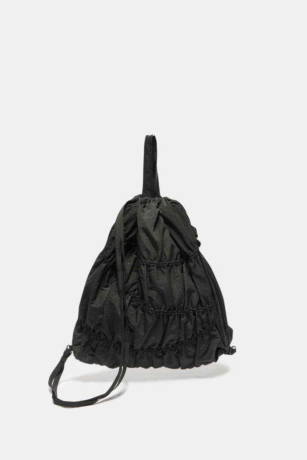 에버 셔링 백팩 36은 여성용 미디엄 사이즈 백팩입니다. 세련된 셔링 디자인과 무지 패턴의 블랙 컬러가 미니멀, 캐주얼, 시크 스타일을 연출합니다. 13인치 태블릿/아이패드 수납이 가능하며, 내부 오픈 포켓 1개와 지퍼 포켓 1개로 실용성을 더했습니다. 조절 가능한 스트랩과 사각 디자인으로 편안하게 착용 가능하며, 출근룩과 여행룩에 모두 잘 어울립니다. 나일론 소재로 제작되어 내구성이 뛰어나며, 지퍼형 잠금 방식으로 소지품을 안전하게 보관할 수 있습니다.
