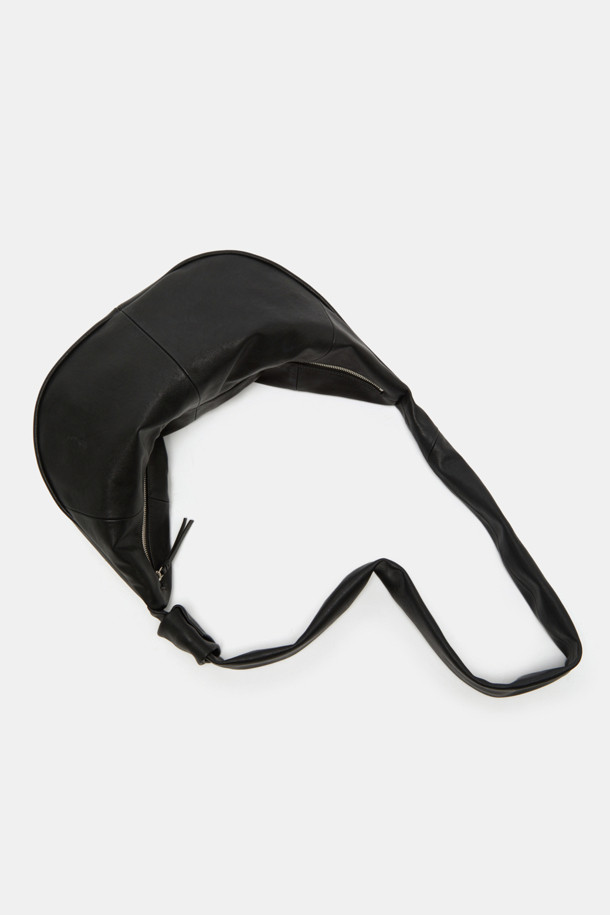 "Faugeres 보우 크로스 47"은 여성스러운 분위기를 연출하는 블랙 컬러의 미디엄 사이즈 크로스백입니다. 부드러운 합성가죽 소재에 사각형 쉐입, 리본 장식이 더해져 걸리시, 클래식, 미니멀 스타일을 완벽하게 소화합니다. 데이트룩, 모임룩, 소개팅룩 등 다양한 TPO에 활용 가능하며, 숄더 스트랩과 지퍼형 잠금 방식으로 실용성을 높였습니다. "Faugeres"만의 섬세한 디자인과 47 사이즈로, 당신의 스타일 지수를 한층 끌어올려 보세요.
