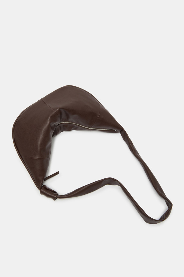 Faugeres 보우 크로스 47은 여성스러운 스타일을 강조하는 블랙 컬러의 미디엄 사이즈 크로스백입니다. 부드러운 합성가죽 소재에 반원 형태의 세련된 디자인이 돋보이며, 리본 장식이 포인트로 더해져 걸리시한 분위기를 자아냅니다. 숄더 스트랩으로 편안하게 착용 가능하며, 지퍼형 잠금 방식으로 소지품을 안전하게 보관할 수 있습니다. 데일리 캐주얼룩에 완벽하게 어울려 일상에서 활용하기 좋은 아이템입니다.
