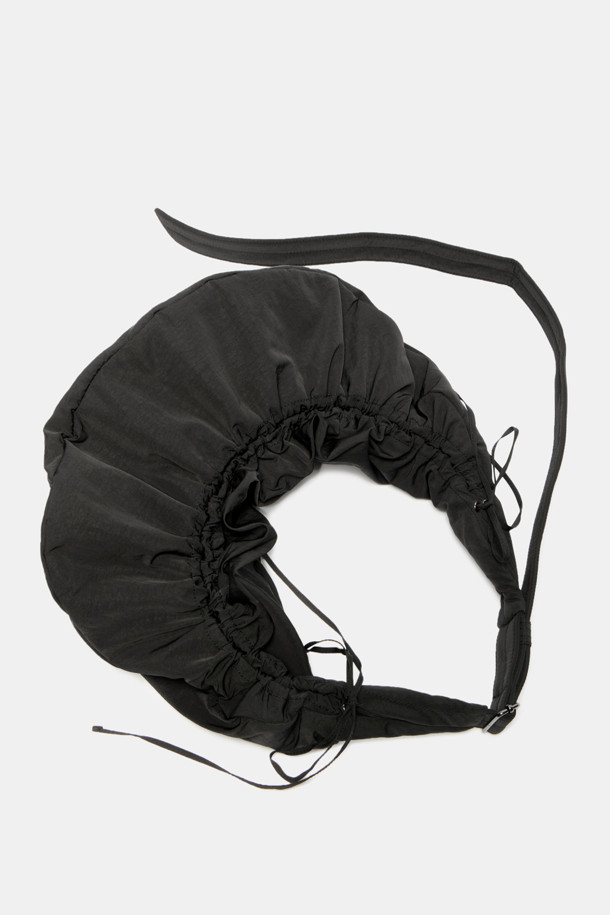 Ever Shirring Shoulder 56 (에버 셔링 숄더 56)은 부드러운 주름 텍스처가 돋보이는 여성 숄더백입니다. 나일론 소재의 미디엄 사이즈 사각 숄더백으로, 블랙 실버 컬러와 셔링 디자인이 특징입니다. 2way 방식으로 숄더 또는 크로스 형태로 착용 가능하며, 내부 포켓과 13인치 아이패드 수납이 가능하여 실용성을 높였습니다. 조절 가능한 스트랩과 블랙 실버 하드웨어 디테일이 돋보이며, 캐주얼, 미니멀, 시크 스타일을 연출하기 좋습니다. 동네 마실룩이나 쇼핑룩에 매치하여 데일리하게 활용할 수 있습니다.
