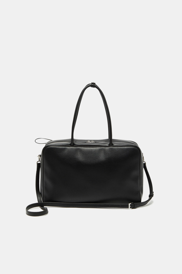 듀 토트 39는 여성용 미디엄 사이즈 토트백으로, 오피스룩, 출근룩, 모임룩에 잘 어울리는 가방입니다. 블랙 색상의 무지 패턴에 합성가죽 소재를 사용하여 클래식, 미니멀, 시크한 스타일을 연출합니다. 사각형 디자인에 지퍼형 잠금 방식을 갖췄으며, 방수 및 생활 방수 기능을 제공하여 실용성을 더했습니다. 3-way 컨버터블 디자인으로 탈부착 가능한 스트랩을 활용할 수 있으며, 내부 지퍼 포켓과 13인치 아이패드 수납이 가능합니다. 실버 하드웨어와 탈부착 가능한 미러 참 세트로 포인트를 더했습니다.
