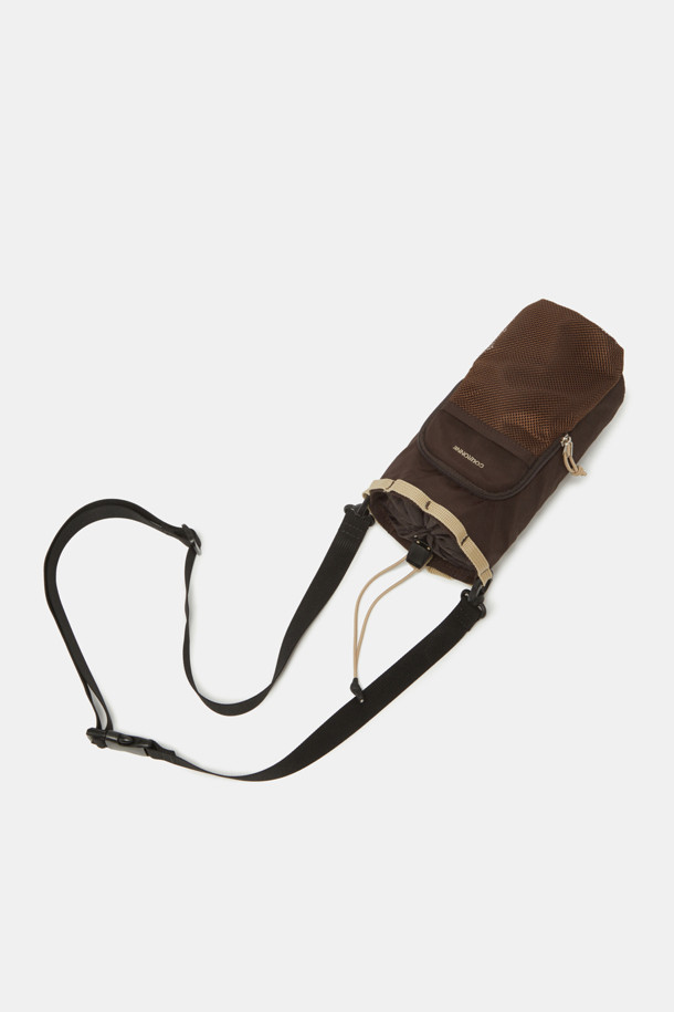 여성용 Bagel Bottle Pouch 9은 퍼플, 레드, 브라운 색상의 미디엄 사이즈 보틀 파우치입니다. 나일론 소재로 제작되었으며, 보온, 보냉 기능과 수납력을 갖춘 원통형 디자인이 특징입니다. 조절 가능한 스트랩, 외부 포켓 1개, 내부 포켓 및 수납공간, 블랙 하드웨어, 내부 쿨링 라이닝이 더해져 여행이나 아웃도어 활동에 유용하며, 메쉬 디자인 장식이 돋보입니다.
