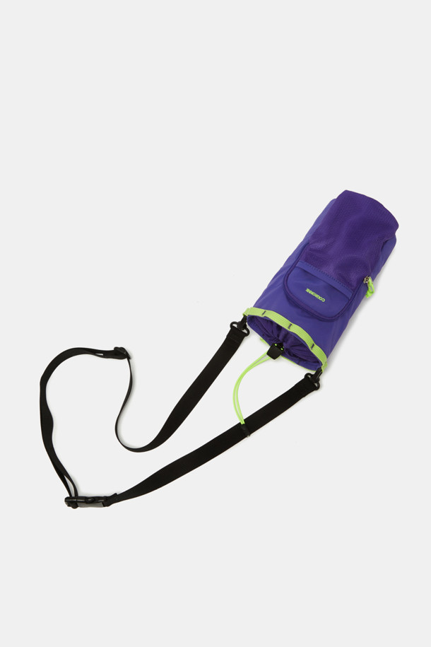 여성용 Bagel Bottle Pouch 9은 퍼플, 레드, 브라운 색상의 미디엄 사이즈 보틀 파우치입니다. 나일론 소재로 제작되었으며, 보온/보냉 기능과 수납력을 갖추고 여행, 아웃도어, 일상생활에서 유용하게 사용할 수 있습니다. 조절 가능한 스트랩, 외부 포켓 1개, 내부 포켓 1개, 단열 내부 라이닝, 블랙 하드웨어가 특징이며, 원통형 디자인에 메쉬 장식이 더해졌습니다.
