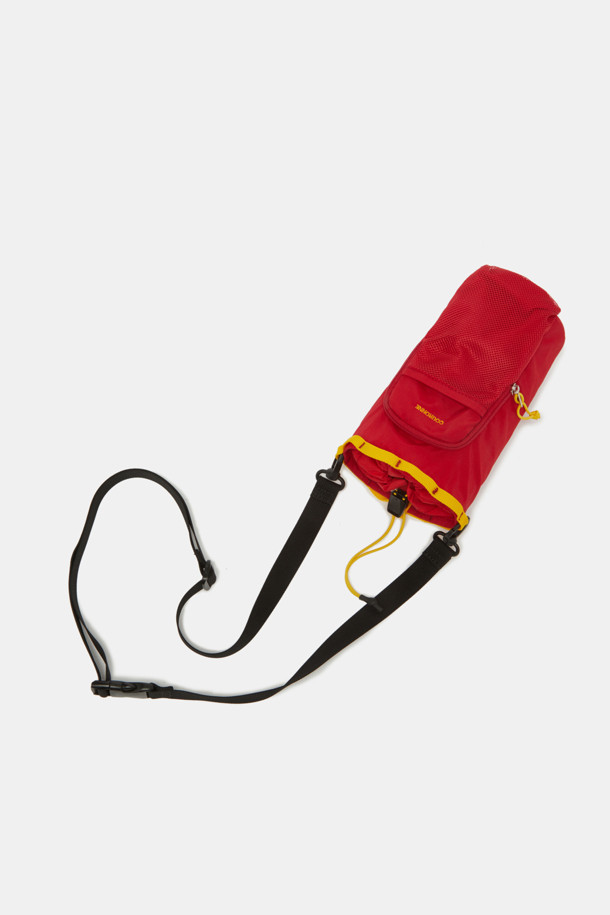 여성용 Bagel Bottle Pouch 9은 퍼플, 레드, 브라운 색상의 나일론 소재로 제작된 미디엄 사이즈의 원통형 보틀 파우치입니다. 무지 패턴에 스트랩 장식이 있으며, 블랙 하드웨어와 메쉬 소재 조합이 돋보이고, 단열 내부 라이닝 처리되어 보온/보냉 기능을 제공합니다. 외부 포켓 1개, 내부 포켓 1개, 내부 수납공간 1개가 있어 수납이 용이하며, 조절 가능한 스트랩과 지퍼형 잠금방식으로 여행, 아웃도어, 일상생활에서 유용하게 사용할 수 있습니다.
