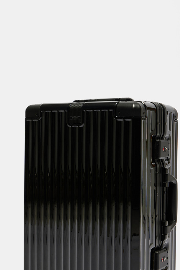 Bagel Luggage 20은 튼튼한 폴리카보네이트와 알루미늄 소재로 제작된 블랙 색상의 미디엄 사이즈 여행용 캐리어입니다. 내구성을 높이는 알루미늄 프레임과 코너 가드, 충격 방지 기능, TSA 잠금장치, 도난 방지 기능, 부드러운 우레탄 바퀴, 그리고 내용물 분리를 돕는 수납공간 구성으로 안전하고 편리한 여행을 지원합니다. 사각 디자인과 다이얼 잠금 방식을 갖춘 이 캐리어는 경량, 내열성을 더하여 여행의 동반자로서 훌륭한 선택이 될 것입니다.
