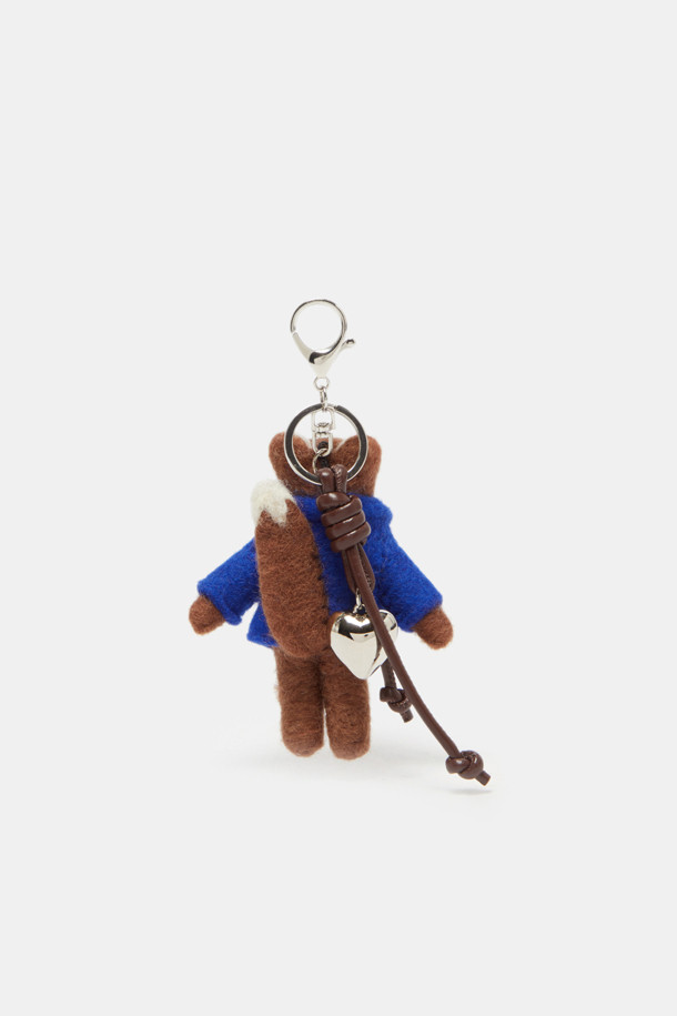 귀여운 강아지 캐릭터 디자인의 콜리 돌 참입니다. 브라운과 블루 두 가지 색상으로 만나볼 수 있으며, 폴리에스테르 소재로 제작되어 부드러운 촉감을 자랑합니다. 미니 사이즈로 제작되어 가방이나 열쇠고리에 간편하게 걸어 포인트를 줄 수 있습니다. 캐주얼, 미니멀 스타일의 아이템으로, 일상 속에서 개성 있는 연출을 도와줍니다. 체인 디자인으로 밋밋함을 덜었습니다.
