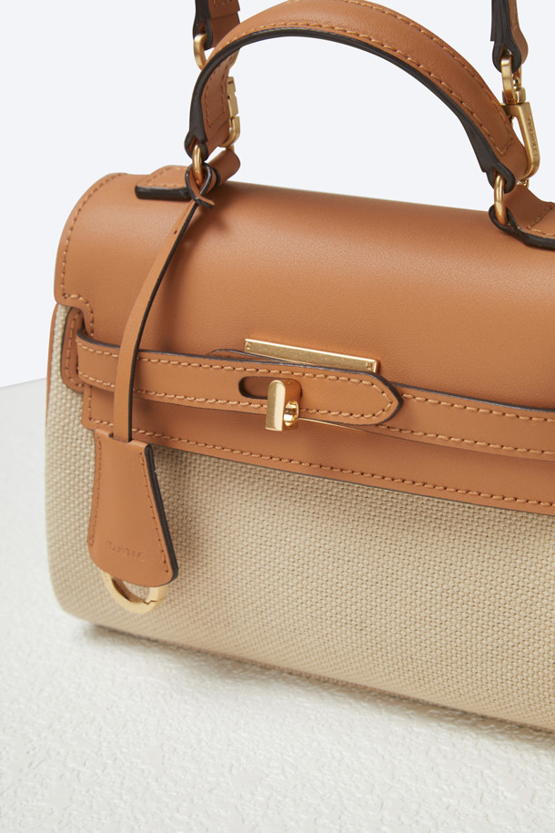 스테파니 클래식 미니어처 18은 여성용 토트백으로, 아이보리 색상의 소가죽과 캔버스 소재로 제작되었습니다. 미니멀한 사이즈에 무지 패턴, 골드/실버 하드웨어 장식이 돋보이며, 내부 통수납과 2개의 내부 포켓, 뒷판 오픈 포켓 1개로 실용성을 더했습니다. 조절 가능한 숄더 스트랩으로 다양한 스타일 연출이 가능하며, 휴대폰 수납에 용이합니다. 데이트룩, 모임룩, 일상에서 캐주얼하면서도 클래식한 스타일을 완성할 수 있습니다.
