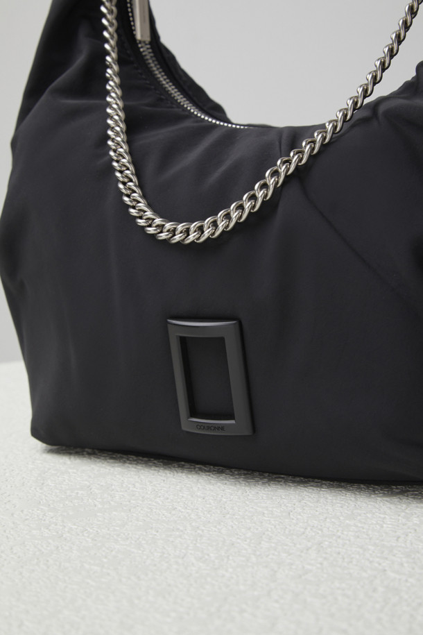 플러피 팝(Fluffy pop) 크로스 20은 여성용 크로스백으로, 미디엄 사이즈의 블랙 나일론 소재 무지 가방입니다. 반원 모양에 체인 장식이 더해져 미니멀, 클래식, 시크한 스타일을 연출합니다. 생활 방수 기능과 탈부착 가능한 스트랩으로 실용성을 높였으며, 자연스러운 주름 라인이 특징입니다. 내부에는 지퍼 포켓 1개와 일반 포켓 1개가 있어 수납이 용이하며, 브라스 소재 하드웨어가 고급스러움을 더합니다. 출근룩, 모임룩, 데이트룩 등 다양한 TPO에 활용 가능합니다.
