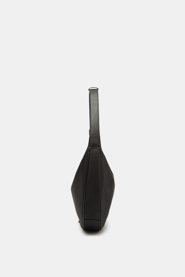Ilang Cross 34 Nylon 크로스백은 부드러운 소가죽과 내구성이 뛰어난 나일론 소재의 조화로 제작된 여성용 가방입니다. 가볍고 넉넉한 미디엄 사이즈에 새들형 디자인으로, 지퍼 잠금 방식과 가죽 싸개 하드웨어로 포인트를 더했습니다. 내부 포켓 2개와 연장 가능한 스트랩으로 실용성을 높여 일상에서 숄더백 또는 크로스백, 2way 스타일로 편안하게 활용할 수 있습니다.
