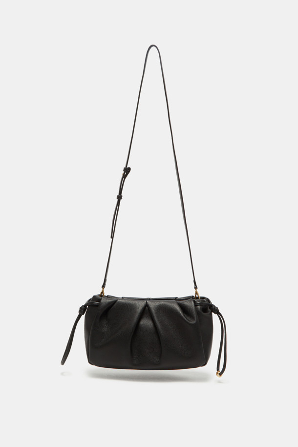 비아 크로스 25는 페미닌한 플리츠 바디와 스크류 디테일이 돋보이는 여성용 크로스백입니다. 부드러운 소가죽 소재와 미디엄 사이즈로 제작되어 데이트룩과 모임룩에 적합하며, 클래식, 미니멀, 걸리시 스타일을 모두 아우릅니다. 탈부착 가능한 스트랩으로 클러치백으로도 활용 가능하며, 내부에는 2개의 오픈 포켓이 있어 실용적입니다. 자연스러운 볼륨감을 살린 원통형 디자인과 골드 컬러 마감 브라스 하드웨어, 지퍼형 잠금 방식으로 고급스러움을 더했습니다.
