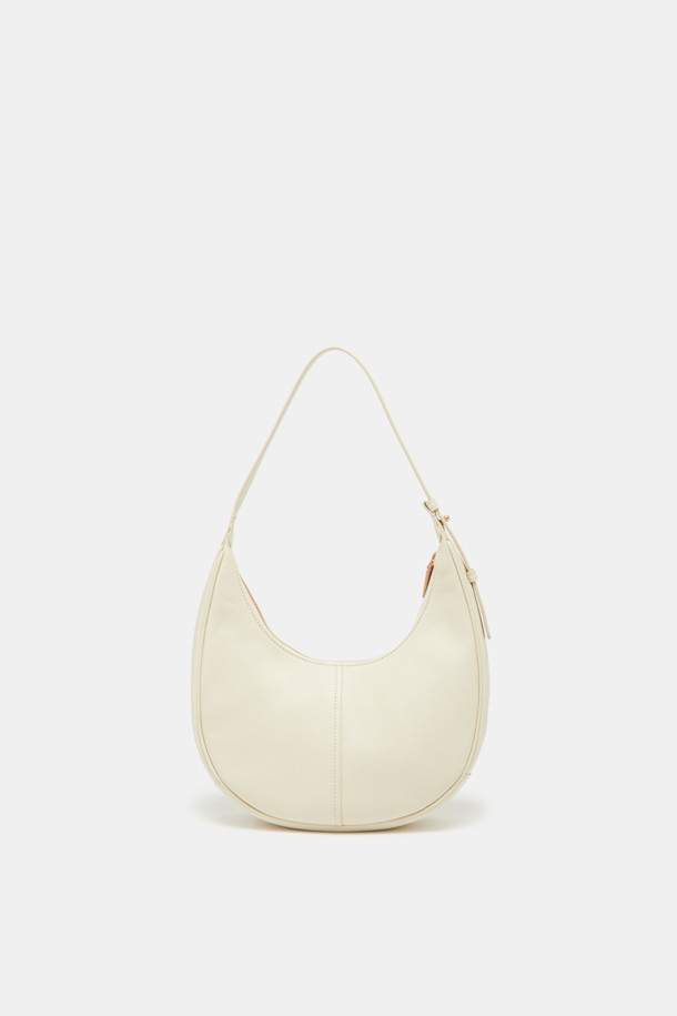 일랑(Ilang) 숄더 25는 부드러운 소가죽 소재의 미디엄 사이즈 숄더백입니다. 아이보리와 화이트 두 가지 색상으로 출시되었으며, 무지 디자인에 가죽 싸개 하드웨어 장식이 돋보입니다. 2way, 숄더 스트랩 기능으로 다양한 스타일 연출이 가능하며, 반원 모양에 가볍고, 내부 포켓 2개와 지퍼형 잠금 방식으로 실용성을 더했습니다. 데이트룩, 모임룩, 오피스룩 등 다양한 TPO에 클래식, 미니멀, 시크 스타일을 더해 세련된 룩을 완성해보세요. 크로스백으로도 활용 가능합니다.
