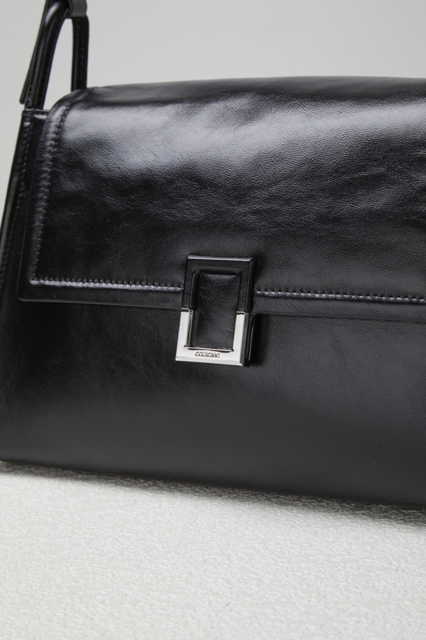 트위기(Twiggy) 숄더 31은 여성스러운 무드를 연출하는 미디엄 사이즈의 숄더백입니다. 부드러운 소가죽 소재에 은은한 광택감과 크링클 엠보 가공으로 고급스러운 질감을 더했습니다. 블랙과 브라운 두 가지 색상으로 출시되었으며, 로프와 버클 디자인 장식이 돋보입니다. 숄더백과 크로스백 두 가지 스타일로 연출 가능하며, 내부 지퍼 포켓, 내부 및 외부 포켓으로 실용성을 높였습니다. 데이트룩, 출근룩, 모임룩 등 다양한 TPO에 클래식, 미니멀, 캐주얼 스타일로 활용하기 좋습니다.
