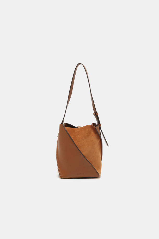 테넷 숄더 14 (Tenet Shoulder 14)는 여성스러운 스타일을 완성하는 미디엄 사이즈 숄더백입니다. 블랙과 브라운 두 가지 색상으로 출시되었으며, 소가죽과 스웨이드 소재의 조화가 고급스러운 분위기를 연출합니다. 링 장식과 사선 절개 디자인, 실버 하드웨어는 미니멀하면서도 시크한 매력을 더합니다. 탈부착 가능한 스트랩과 분리형 파우치, 3 way 연출, 스트랩 길이 조절 기능으로 실용성을 높였으며, 오피스룩과 모임룩에 활용하기 좋습니다.
