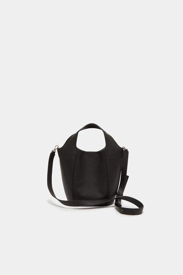 Teaberry 토트 17은 여성 사용자를 위해 디자인된 미디엄 사이즈 토트백입니다. 소가죽 소재에 그리드 패턴이 돋보이며, 블랙과 실버 두 가지 컬러로 제공됩니다. 3way 컨버터블 디자인으로 토트백, 숄더백, 크로스백 스타일 연출이 가능하며, 탈부착 스트랩과 경량 디자인으로 실용성을 더했습니다. 스크래치 방지 기능과 PU 안감, 실버 하드웨어, 다용도로 활용 가능한 특징이 있어 오피스룩, 모임룩, 데이트룩 등 다양한 TPO에 클래식, 미니멀, 시크 스타일을 연출하기 좋습니다.
