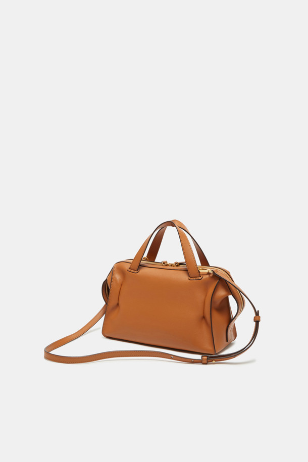 루보 토트 26은 자하 하디드의 건축물에서 영감을 받아 탄생한 여성 토트백입니다. 부드러운 네이키드 소가죽과 소가죽 소재로 제작되었으며, 브라운 컬러와 미니멀하고 클래식한 디자인이 특징입니다. 탈부착 및 길이 조절이 가능한 스트랩, 사각 형태, 골드 하드웨어 장식이 고급스러운 분위기를 더하며, 토트, 숄더, 크로스백으로 3way 연출이 가능합니다. 내부 지퍼 포켓 1개와 내부 포켓 1개가 있어 수납력을 높였으며, 오피스룩과 모임룩, 일상에서 시크하게 연출하기 좋습니다.
