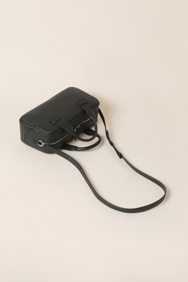 보아뜨(Boite) 토트 31은 미니멀하고 베이직한 스타일의 여성용 토트백입니다. 합성가죽 소재에 사각형 모양으로, 출근룩과 오피스룩에 잘 어울리는 디자인입니다. 무지 패턴의 블랙 컬러로, 다양한 스타일에 매치하기 용이합니다. 손잡이와 숄더 스트랩이 있어 토트백 또는 숄더백으로 활용 가능하며, 지퍼형 잠금 방식으로 소지품을 안전하게 보관할 수 있습니다. 미디엄 사이즈로, 일상생활에서 유용하게 사용할 수 있습니다.
