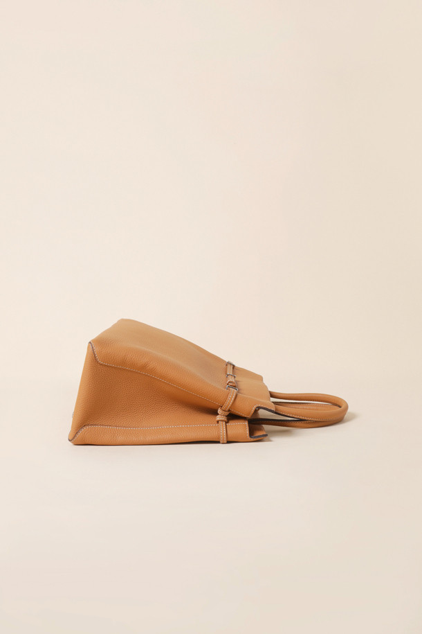 세련된 Adele 토트 36은 브라운과 카멜 두 가지 색상으로 출시된 여성용 토트백입니다. 가죽 소재로 제작되어 고급스러운 느낌을 주며, 미디엄 사이즈로 실용성을 더했습니다. 사각형 디자인에 지퍼형 잠금 방식으로 소지품을 안전하게 보관할 수 있습니다. 숄더 스트랩이 있어 숄더백으로도 활용 가능하며, 오피스룩, 비즈니스 캐주얼, 모임룩 등 다양한 TPO에 잘 어울립니다. 클래식, 미니멀, 시크 스타일을 즐겨 입는 여성에게 추천합니다.
