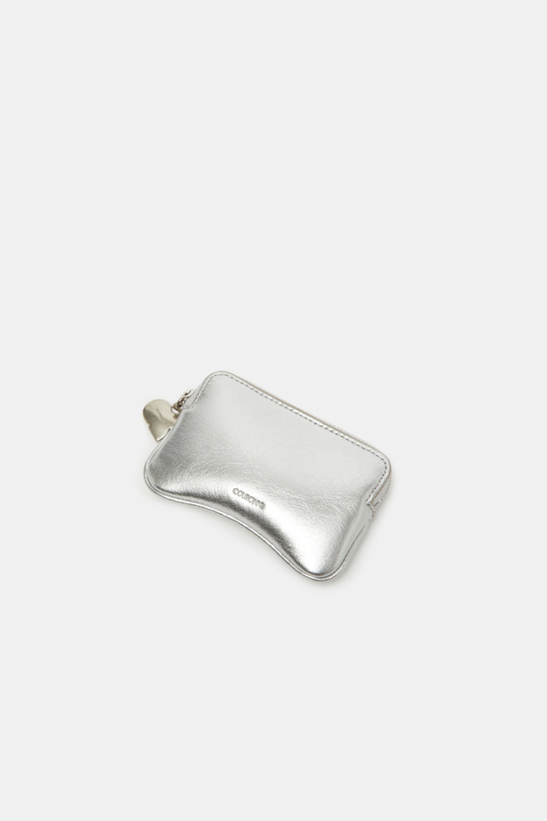 이브레스 미니 카드 지갑은 부드러운 소가죽과 면 소재로 제작되어 고급스러운 촉감을 선사합니다. 크림과 실버 컬러로 출시되었으며, 곡선 실루엣과 메달 장식이 돋보이는 디자인입니다. 미니 사이즈로, 키, 동전, 카드 수납이 가능하며, 지갑 및 가방 참으로도 활용할 수 있습니다. 내부에는 오른쪽 포켓 1개와 메인 수납공간 1개가 마련되어 실용성을 더했습니다. 주름 가죽 텍스처와 실버 컬러 하드웨어의 조화가 클래식, 미니멀, 시크 스타일에 잘 어울립니다. 데이트룩, 카페룩, 쇼핑룩에 매치하여 세련된 룩을 연출해보세요.
