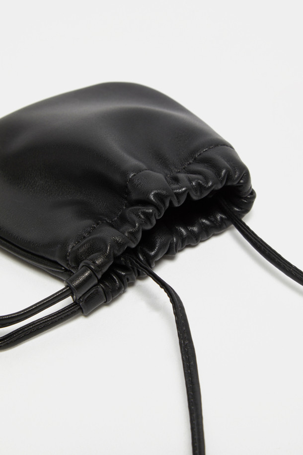 Bilo 크로스 참은 캐주얼, 클래식 스타일을 아우르는 미니 사이즈의 합성가죽 가방입니다. 블랙, 레드브라운 두 가지 색상으로 제공되며, 전통 한국식 복주머니 디자인에 광택 마감과 방수 기능을 더했습니다. 내부 수납공간이 있으며, 에어팟, 립스틱 등 소형 물품을 간편하게 보관할 수 있습니다. 매듭으로 길이 조절이 가능하여 크로스백으로 활용할 수 있으며, 데이트룩, 쇼핑룩에 포인트를 더하기 좋습니다.
