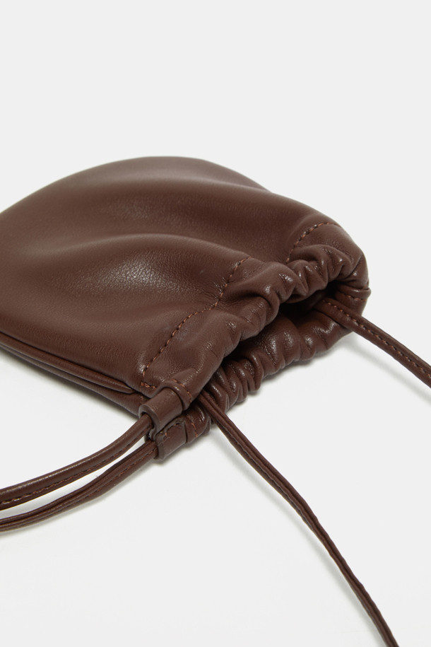 비로 크로스 참은 캐주얼 스타일의 미니 사이즈 가방입니다. 블랙, 레드 브라운 두 가지 색상으로 출시되었으며, 합성가죽 소재로 제작되어 가볍고 방수 기능과 오염 방지 기능이 있습니다. 복조리 디자인으로 내부 수납공간을 효율적으로 활용할 수 있으며, 길이 조절이 가능한 크로스바디 스트랩으로 편안하게 착용할 수 있습니다. 일상생활에서 동네 마실룩이나 여행룩에 매치하기 좋으며, 참 장식으로 포인트를 더할 수도 있습니다. 사각 형태의 디자인에 조임용 끈으로 간편하게 잠글 수 있습니다.
