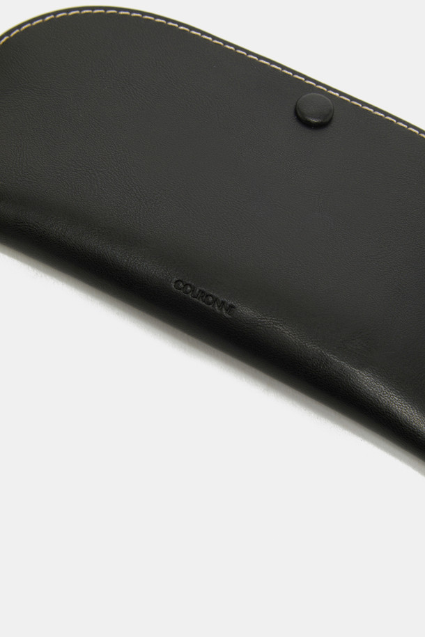 쎄느 선글라스 파우치는 미니멀하고 클래식한 스타일을 추구하는 여성을 위한 선글라스 보관용 파우치입니다. 라미네이티드 레더 소재로 제작되어 생활 방수, 방습 기능을 갖춰 선글라스를 안전하게 보호합니다. 스크래치를 방지하며 내부 수납공간을 통해 선글라스를 편리하게 보관할 수 있으며, 관리가 용이합니다. 단독 파우치로 사용하거나 가방에 부착하여 활용할 수 있으며, 천연 가죽 대비 내구성이 우수합니다.
