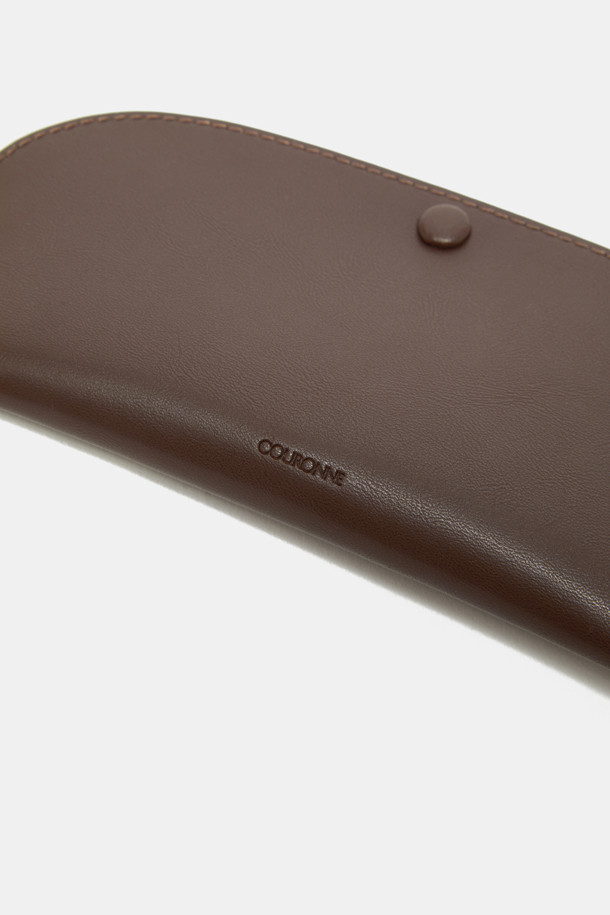 Seine(세느) 선글라스 파우치입니다. 미니멀하고 클래식한 스타일의 여성용 파우치로, 천연 가죽 소재를 사용하여 고급스러움을 더했습니다. 스크래치 방지, 내구성 강화, 관리 용이성을 위해 필름 코팅 처리가 되었으며, 광택감이 은은하게 감돕니다. 사각 디자인에 스냅 잠금 방식으로 제작되었으며, 참 부착이 가능하고 내부 수납공간이 있어 실용적입니다. 일상생활에서 선글라스를 안전하게 보호하고 스타일리시하게 휴대할 수 있습니다.
