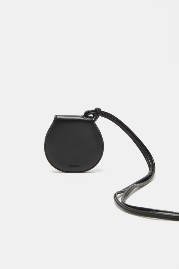 Billo(빌로) 미러 브러쉬 참은 부드러운 스웨이드 터치감과 은은한 광택이 돋보이는 합성가죽 소재의 미니 사이즈 참/키링입니다. 원형 디자인에 거울과 브러쉬가 달려 실용성을 더하며, 유려한 곡선 라인이 돋보입니다. 가방에 포인트를 더하거나 목걸이로 활용 가능하며, 긴 끈이 포함되어 있습니다. 물이나 오염물 침투를 방지하며, 일반 레더 소재보다 가볍게 제작되었습니다. 클래식, 미니멀, 캐주얼 스타일의 데이트룩, 쇼핑룩, 카페룩에 잘 어울립니다.
