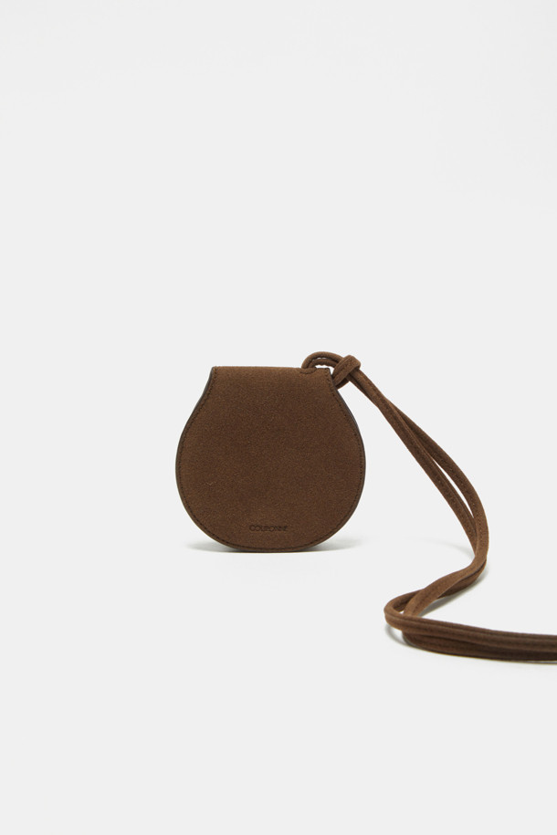 Billo 미러 브러쉬 참은 미니멀, 클래식, 캐주얼 스타일을 즐기는 분들을 위한 가방 참입니다. 부드러운 스웨이드와 합성가죽 소재를 사용하여 은은한 광택과 유려한 곡선 라인이 돋보이며, 브라운과 블랙 두 가지 컬러로 출시되었습니다. 원형 디자인에 거울과 브러쉬가 내장되어 실용성을 더했으며, 긴 끈이 포함되어 있어 데이트룩, 쇼핑룩 등 다양한 TPO에 활용하기 좋습니다. 일반 레더 소재보다 가볍고, 물이나 오염물 침투를 방지하여 여름철에도 쾌적하게 착용할 수 있습니다.
