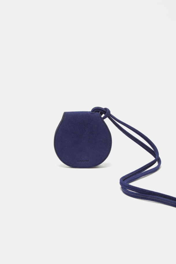 Billo(빌로) 미러 브러쉬 참은 가방에 포인트를 더해주는 액세서리입니다. 부드러운 스웨이드 터치감과 은은한 광택감을 선사하며, 내부에는 거울과 브라운 원형 빗이 내장되어 실용성을 높였습니다. 긴 끈이 포함되어 목걸이처럼 착용하거나 가방 참으로 활용 가능하며, 데이트룩, 쇼핑룩, 여행룩 등 다양한 TPO에 미니멀, 캐주얼, 클래식 스타일로 연출하기 좋습니다. 합성가죽 소재로 일반 레더보다 가볍고, 여름철에도 부담 없이 사용할 수 있으며, 물이나 오염물 침투를 막아 장마철에도 관리가 용이합니다.
