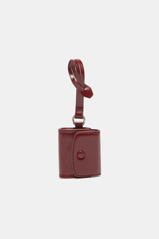 Buttony (버튼이) 에어팟 케이스는 미니멀한 디자인과 세련된 실버 하드웨어의 조화가 돋보이는 제품입니다. 와인 컬러의 부드러운 합성가죽 소재에 탈부착 가능한 스트랩이 더해져 편안한 착용감을 제공합니다. 스냅 잠금 방식으로 에어팟을 안전하게 보호하며, 가벼운 무게감과 얼룩 방지 기능으로 실용성을 높였습니다. 동네 마실룩이나 카페룩과 같은 캐주얼하면서도 클래식한 스타일을 연출하기에 좋습니다. 에어팟 전기종과 호환되어 다양한 사용자에게 적합합니다.
