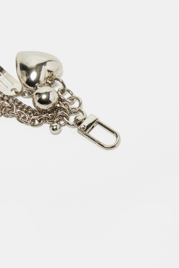 러브 클립 참은 엘레강스 무드를 연출하는 실버도금 메탈 소재의 액세서리입니다. 하트 펜던트, 볼 참, 체인, 레이저 각인 로고가 디자인되어 있으며, 스파클링한 실버 체인과 고급스러운 도금 마감이 특징입니다. 가방, 지퍼, 벨트 고리 등에 탈부착하여 개성 있는 스타일을 연출할 수 있습니다. 데이트룩, 모임룩, 쇼핑룩 등 다양한 TPO에 클래식, 로맨틱, 미니멀 스타일을 더해 보세요. 유니크하고 사랑스러운 무드를 선사합니다.
