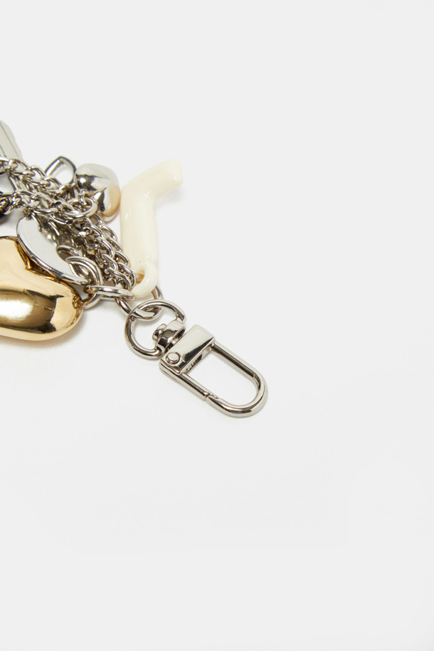 다양한 심볼릭 레터링 디자인이 돋보이는 레터링 참 액세서리입니다. 실버와 멀티컬러 두 가지 색상으로 제공되며, 니켈 소재로 제작되어 내구성이 뛰어납니다. 가방, 지갑 등 다양한 액세서리에 탈부착하여 포인트를 줄 수 있습니다. 'LOVE' 레터링을 포함하여 개성 넘치는 스타일을 연출해보세요. 디자인은 랜덤으로 발송됩니다.
