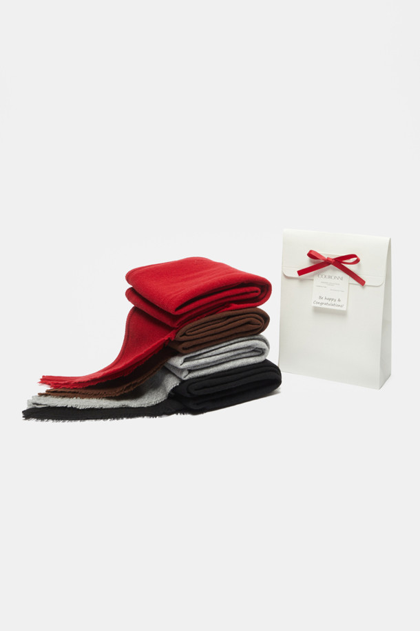 블랙 색상의 울 소재로 제작된 Triangle Wool 머플러입니다. 미니멀하고 베이직한 스타일로, 가을과 겨울철에 따뜻하게 착용할 수 있습니다. 부드러운 촉감과 두꺼운 두께로 보온성을 높였으며, 삼각형 디자인이 특징입니다. 일상룩에 포인트 아이템으로 활용하기 좋습니다. 클래식한 무드를 연출하기에도 적합합니다.
