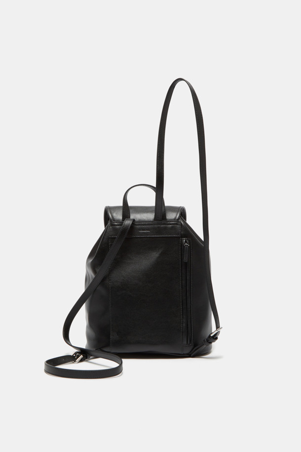 Buttony 백팩 24는 부드러운 소가죽 소재의 여성용 백팩입니다. 24 사이즈로, 플랩 디자인과 버클, 실버 하드웨어 장식이 돋보이며, 사각 모양에 무지 패턴으로 제작되었습니다. 사이즈 조절과 손잡이 기능을 갖췄으며, 부드러운 실루엣과 구조적인 디테일이 특징입니다. 외부 오픈 포켓 2개, 지퍼 포켓 1개, 내부 백패널 포켓 1개, 버튼형 잠금과 조임 끈으로 내용물을 안전하게 보관할 수 있습니다. 오피스룩, 출근룩, 모임룩 등 다양한 TPO에 클래식, 미니멀, 시크한 스타일을 더해줍니다.
