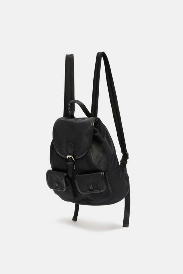 Buttony 백팩 24 나일론은 여성용 가방으로, 미니멀, 클래식, 시크한 스타일을 연출합니다. 부드러운 곡선 실루엣과 구조적 디테일, 자연스러운 볼륨감이 특징이며, 블랙 컬러의 무지 디자인으로 어떤 룩에도 잘 어울립니다. 나일론, 합성가죽, 소가죽 소재가 사용되었으며, 실버 하드웨어와 버클, 버튼 장식이 돋보입니다. 24 사이즈의 사각형 가방으로, 데이트룩, 카페룩, 쇼핑룩에 적합하며, 외부 및 내부 포켓을 갖춰 수납력을 높였습니다.
