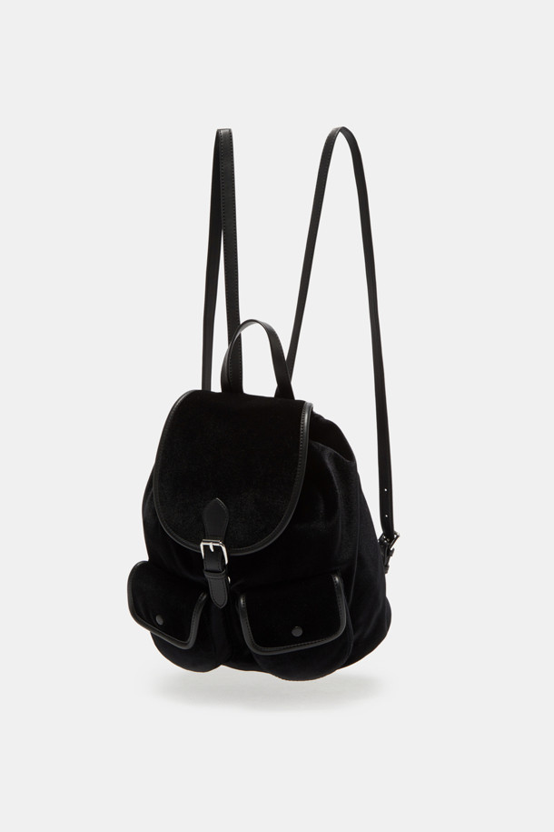 블랙 벨벳 소재의 Buttony 백팩 24 벨벳은 미니멀하고 모던한 스타일을 추구하는 여성들을 위한 백팩입니다. 24 사이즈로, 출근룩과 모임룩 모두에 잘 어울립니다. 사각 디자인에 버튼 디테일이 포인트로 들어가 있으며, 숄더 스트랩으로 편안하게 착용할 수 있습니다. 클래식하고 시크한 스타일을 연출하기 좋으며, 일상생활에서 활용하기 좋은 실용적인 가방입니다.
