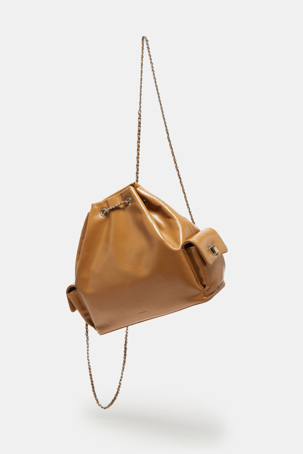 세련된 디자인의 노아 체인 백팩 29 (Noa Chain Backpack 29)을 소개합니다. 부드러운 소가죽 소재로 제작되었으며, 매트 실버 하드웨어와 글로시 마감으로 고급스러움을 더했습니다. 미디엄 사이즈의 사각 쉐입 백팩으로, 11인치 iPad 수납이 가능하며 양쪽 사이드 포켓과 내부 포켓 1개로 실용성을 높였습니다. 숄더백, 크로스백, 핸드백으로 변형 가능하여 다양한 스타일 연출이 가능하며, 체인 디테일로 포인트를 주어 데이트룩, 쇼핑룩, 모임룩 등 어떤 TPO에도 잘 어울립니다. 미니멀하고 시크한 스타일을 선호하는 여성분들께 추천합니다.
