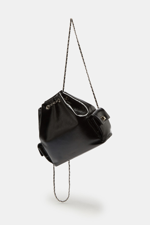 Noa 체인 백팩 29는 여성들을 위한 미디엄 사이즈의 블랙 소가죽 백팩입니다. 광택 있는 가죽 마감과 사각 쉐입, 체인 장식이 클래식하면서도 모던한 스타일을 연출합니다. 태블릿 수납이 가능하며, 내부 포켓과 측면 포켓으로 실용성을 더했습니다. 숄더백 또는 크로스백으로 변형하여 오피스룩, 모임룩 등 다양한 TPO에 활용 가능하며, 미니멀하고 시크한 스타일을 완성합니다. 버클형 잠금 방식으로 안전하게 소지품을 보관할 수 있습니다.
