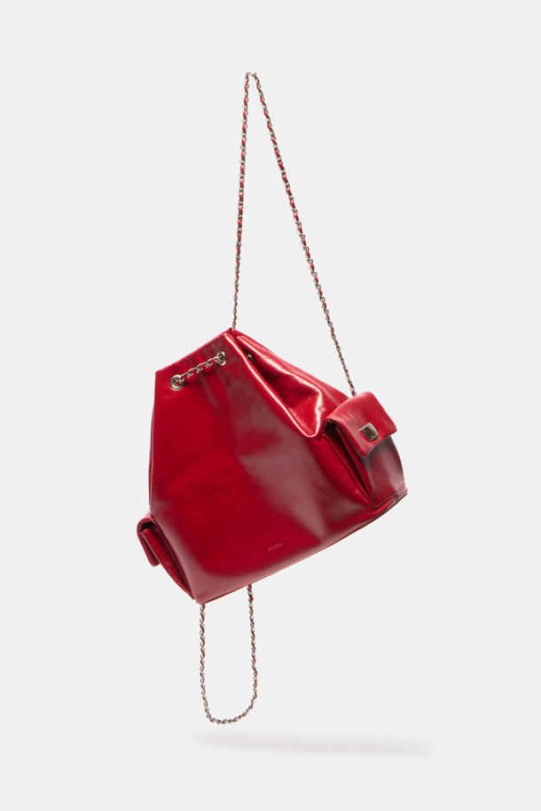 Noa 체인 백팩 29는 여성스러운 매력을 더해줄 미디엄 사이즈의 사각 백팩입니다. 소가죽 소재의 레드 컬러, 무지 패턴 디자인으로 클래식하고 엘레강스한 스타일을 연출합니다. 11인치 아이패드 수납이 가능하며, 내부 포켓, 측면 포켓이 있어 실용적입니다. 숄더, 크로스, 백팩 3way로 연출 가능하며, 체인 스트랩으로 길이 조절이 가능하여 데이트룩, 모임룩 등 다양한 TPO에 맞춰 시크하고 미니멀한 스타일을 완성할 수 있습니다. 매트 실버 하드웨어 디테일이 고급스러움을 더합니다.
