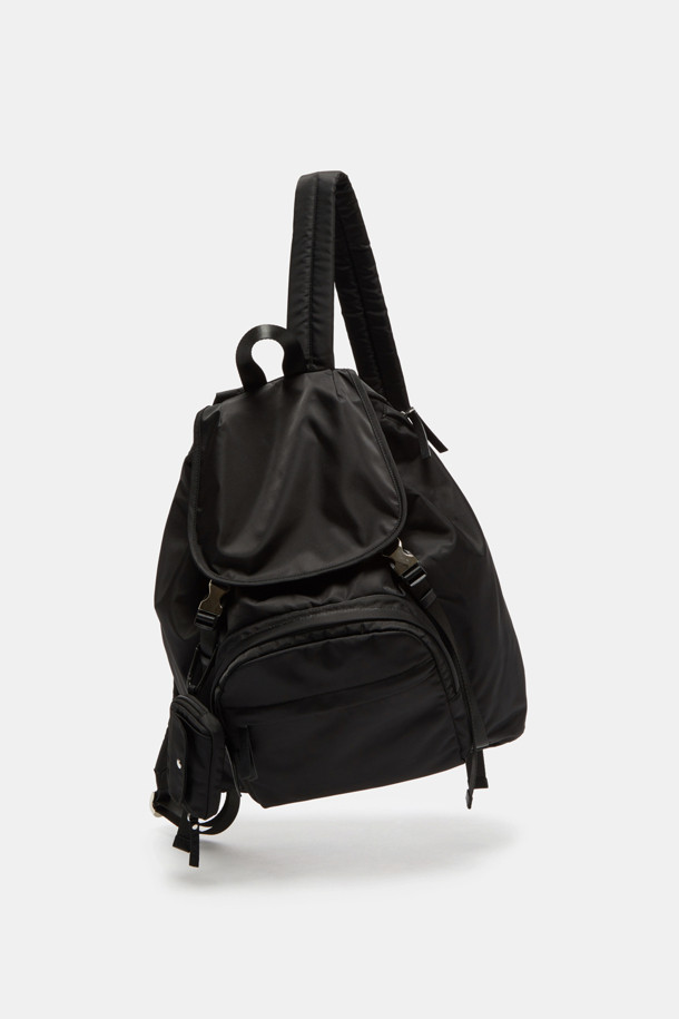 Mova 백팩 34는 남녀 모두 사용 가능한 미디엄 사이즈의 사각 백팩입니다. 블랙 색상의 무지 패턴으로 미니멀, 캐주얼, 클래식 스타일을 연출하며, 여행룩에 잘 어울립니다. 13인치, 16인치 노트북 및 태블릿을 수납할 수 있으며, 분리형 수납 파우치와 전면 지퍼 포켓이 있어 실용적입니다. 나일론 소재에 지퍼와 버클 디자인 장식이 더해졌으며, 조절 가능한 스트랩과 지퍼형 잠금 방식으로 편리함을 더했습니다. 일상 및 여행 시 유용하게 사용할 수 있습니다.
