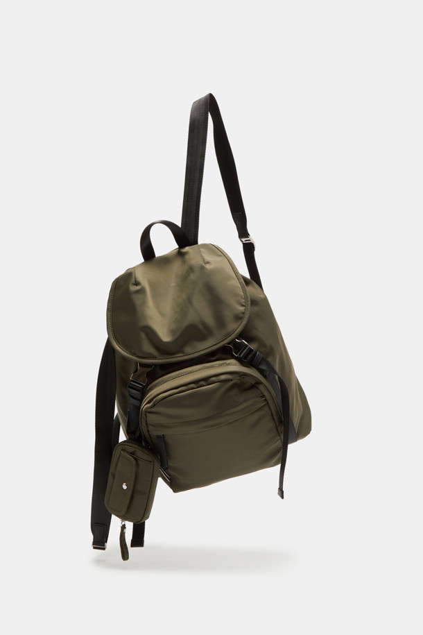 Mova 백팩 29는 여성용 미디엄 사이즈의 나일론 소재 가방입니다. 무지 패턴의 사각 디자인으로, 지퍼 포켓과 멀티 파우치 등의 디자인 장식이 돋보입니다. 13인치 디바이스 수납이 가능하며, 사이즈 조절 및 손잡이 기능이 갖춰져 있습니다. 소프트 바디 구조와 더불어 외부 지퍼 포켓 2개, 내부 오픈 포켓 1개, 내부 지퍼 포켓 1개, 외부 패스스루 지퍼 1개, 분리형 멀티 파우치, 조절 가능한 스트랩 등으로 실용성을 더했습니다. 지퍼형 잠금 방식으로, 미니멀하고 베이직한 스타일을 연출하여 일상생활에서 활용하기 좋습니다.
