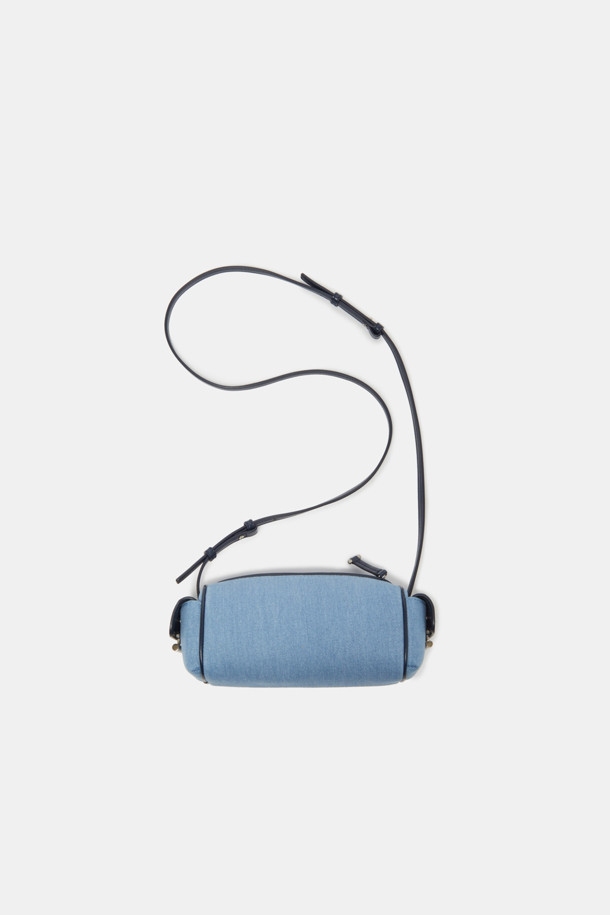 Vive Cross 21 데님 크로스백은 캐주얼, 미니멀 스타일을 즐기는 여성 고객을 위한 가방입니다. 블루 컬러의 데님 소재로 제작되어 튼튼하고, 심플한 디자인이 돋보입니다. 미디엄 사이즈의 원통형 가방으로, 지퍼형 잠금 방식으로 내용물을 안전하게 보관할 수 있습니다. 일상생활에서 간편하게 크로스백으로 활용하여 스타일리시함을 더할 수 있습니다.
