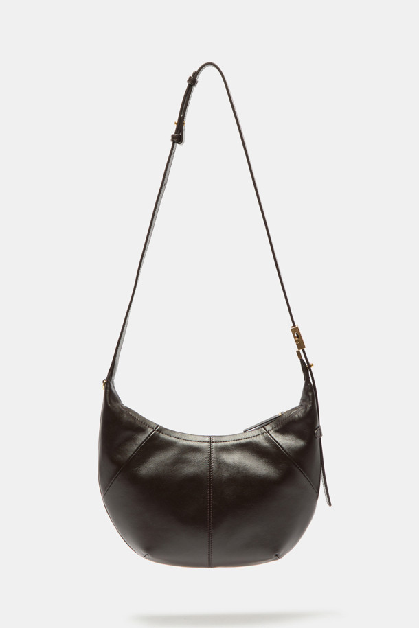 Faugeres Cross 31 (포게르 크로스 31)은 여성용 크로스백으로, 세련된 스타일을 연출합니다. 블랙, 커스터드, 그라운드 커피 3가지 색상으로 출시되었으며, 부드러운 소가죽 소재로 제작되어 고급스러운 질감을 선사합니다. 스몰 사이즈에 반원 형태의 디자인, D-링 장식이 더해져 미니멀하면서도 시크한 매력을 뽐냅니다. 가볍게 제작되어 편안한 착용감을 제공하며, 내부 지퍼 포켓 1개와 오픈 포켓 1개, 조절 가능한 스트랩으로 실용성을 더했습니다. 데이트룩, 모임룩에 잘 어울리는 클래식한 디자인으로, 크로스바디 착용이 가능하며 지퍼형 잠금 방식으로 소지품을 안전하게 보호합니다.
