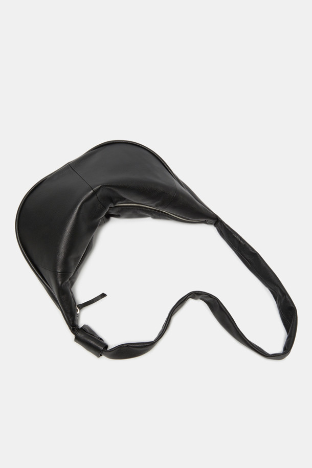 Faugeres Bow Cross 47 (포게르 보우 크로스 47)는 부드러운 소가죽 소재의 미디엄 사이즈 여성용 크로스백입니다. 자연스러운 캐주얼 스타일로, 리본 장식이 돋보이는 사각 쉐입의 디자인이 특징입니다. 숄더백 또는 크로스백으로 활용 가능하며, 2way 착용으로 다양한 연출이 가능합니다. 내부 포켓 1개와 11인치 iPad 수납이 가능하여 실용성을 더했습니다. 데이트룩 또는 쇼핑룩에 잘 어울리며, 미니멀, 캐주얼, 클래식 스타일을 즐기는 분들께 추천합니다.
